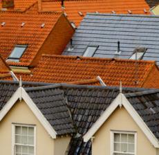 Faîtages de plusieurs toitures en tuiles à contrôler